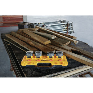DEWALT Vierfach-Schnellladegerät DCB104-QW