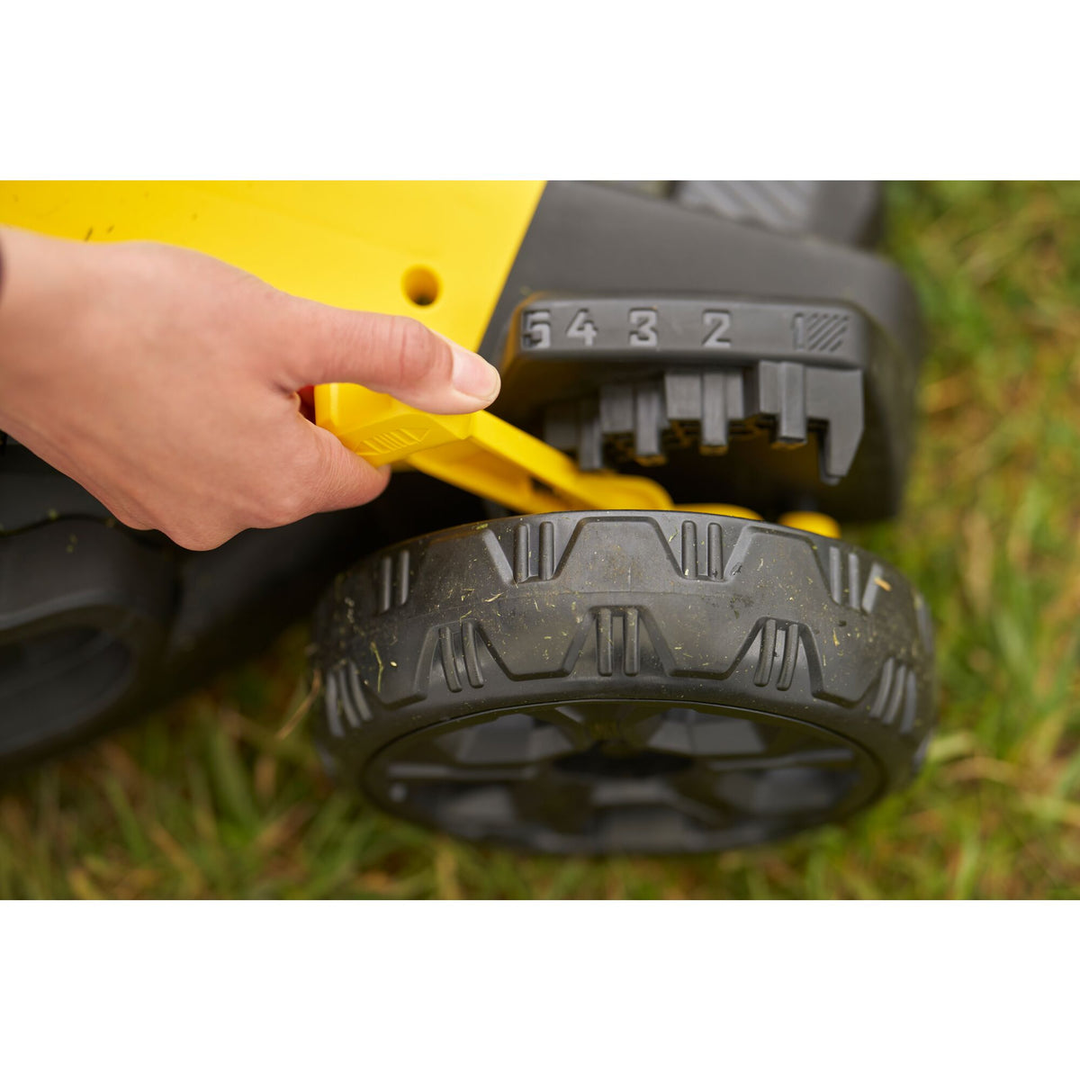 Stanley Akku-Rasenmaeher, 18V, 2x4,0Ah, BL SFMCMW2651M-QW
