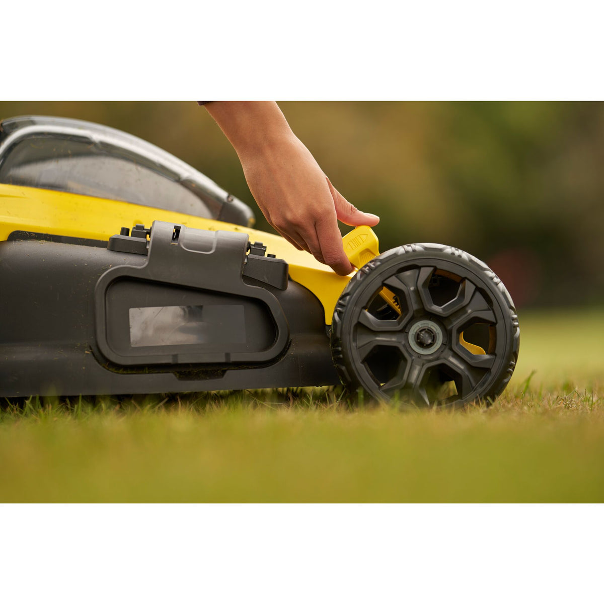 Stanley Akku-Rasenmaeher, 18V, 2x4,0Ah, BL SFMCMW2651M-QW