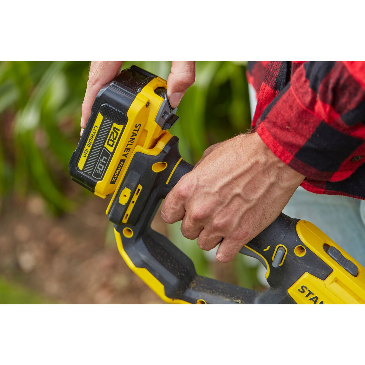 Stanley Akku-Rasentrimmer 33cm, 18V, 1x4,0Ah SFMCST933M1-QW