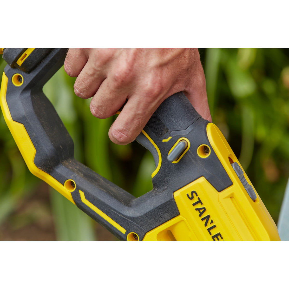 Stanley Akku-Rasentrimmer 33cm, 18V, 1x4,0Ah SFMCST933M1-QW
